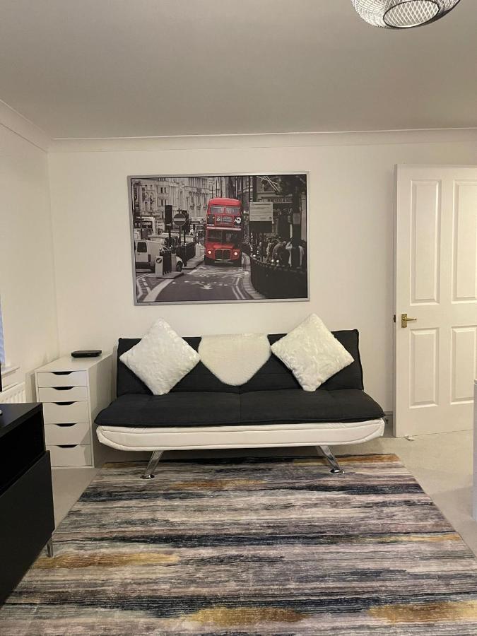 Stunning Studio Flat - Free Parking - 3 Min From Sutton Station Apartment Exterior photo